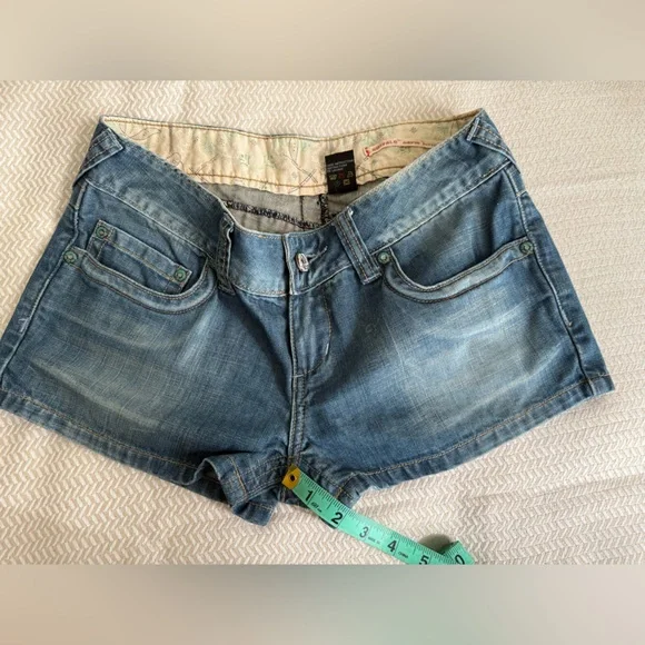 Stylish Blue Denim Women's Shorts - Picture 4 of 5